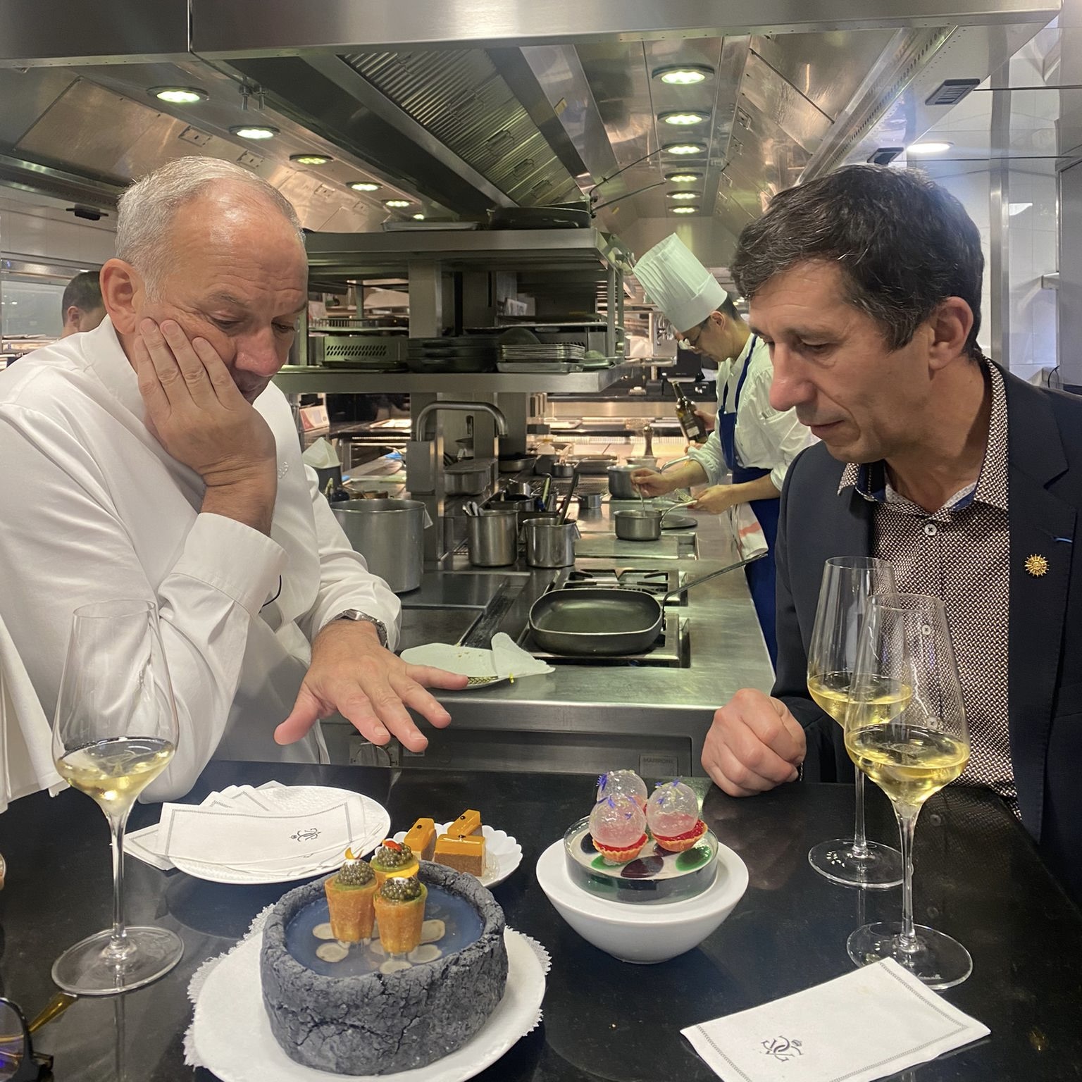 Christophe Peuchaud dans les cuisines du George V avec le chef Christian Le Squer
