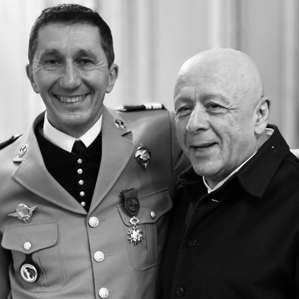 Le chef étoilé Thierry Marx, remet la médaille d'officier de l'ordre national du Mérite à Christophe Peuchaud, dirigeant d'ŒNOPTIMO